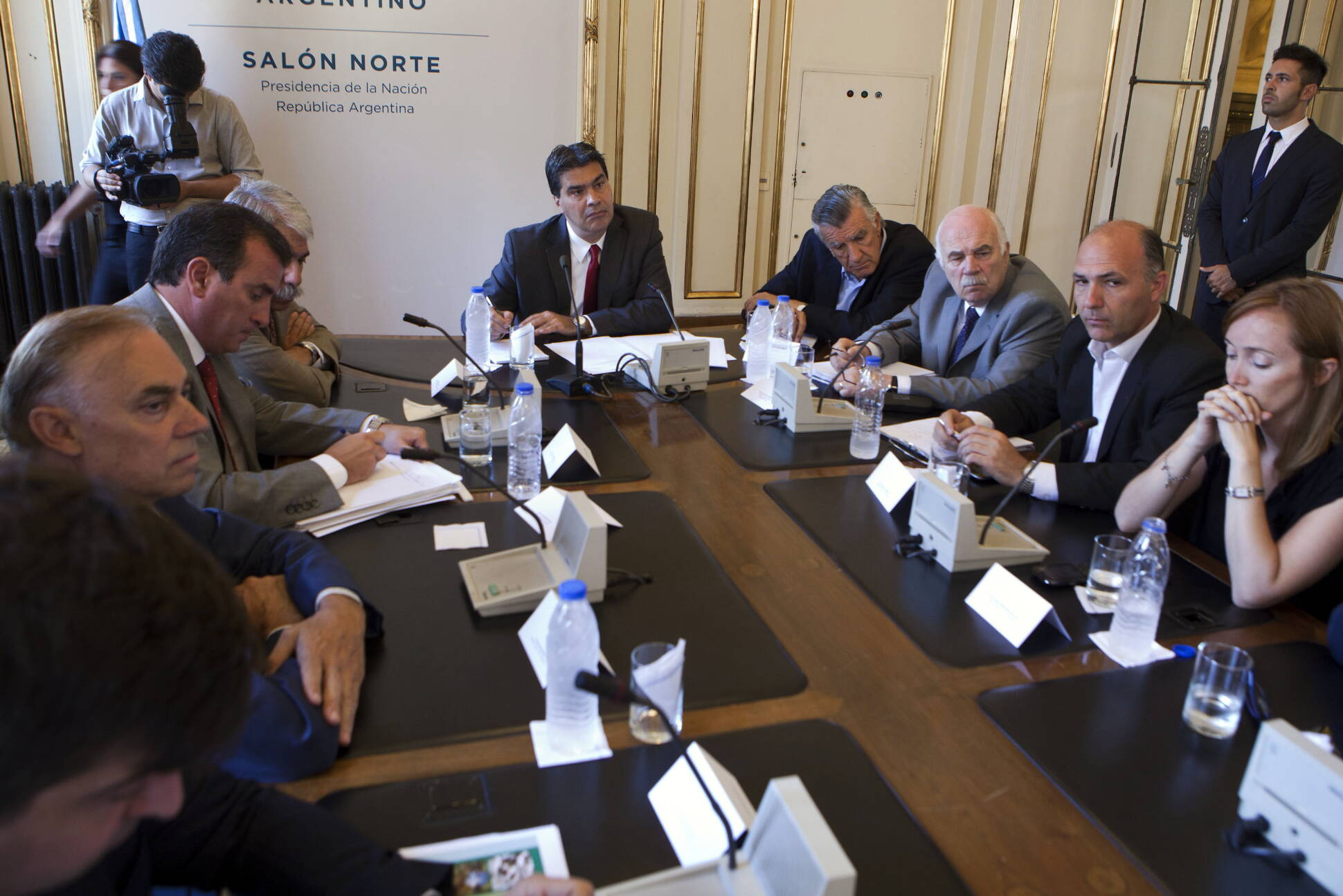 Capitanich y funcionarios del gobierno nacional con representantes de la cadena de valor vitivinícola