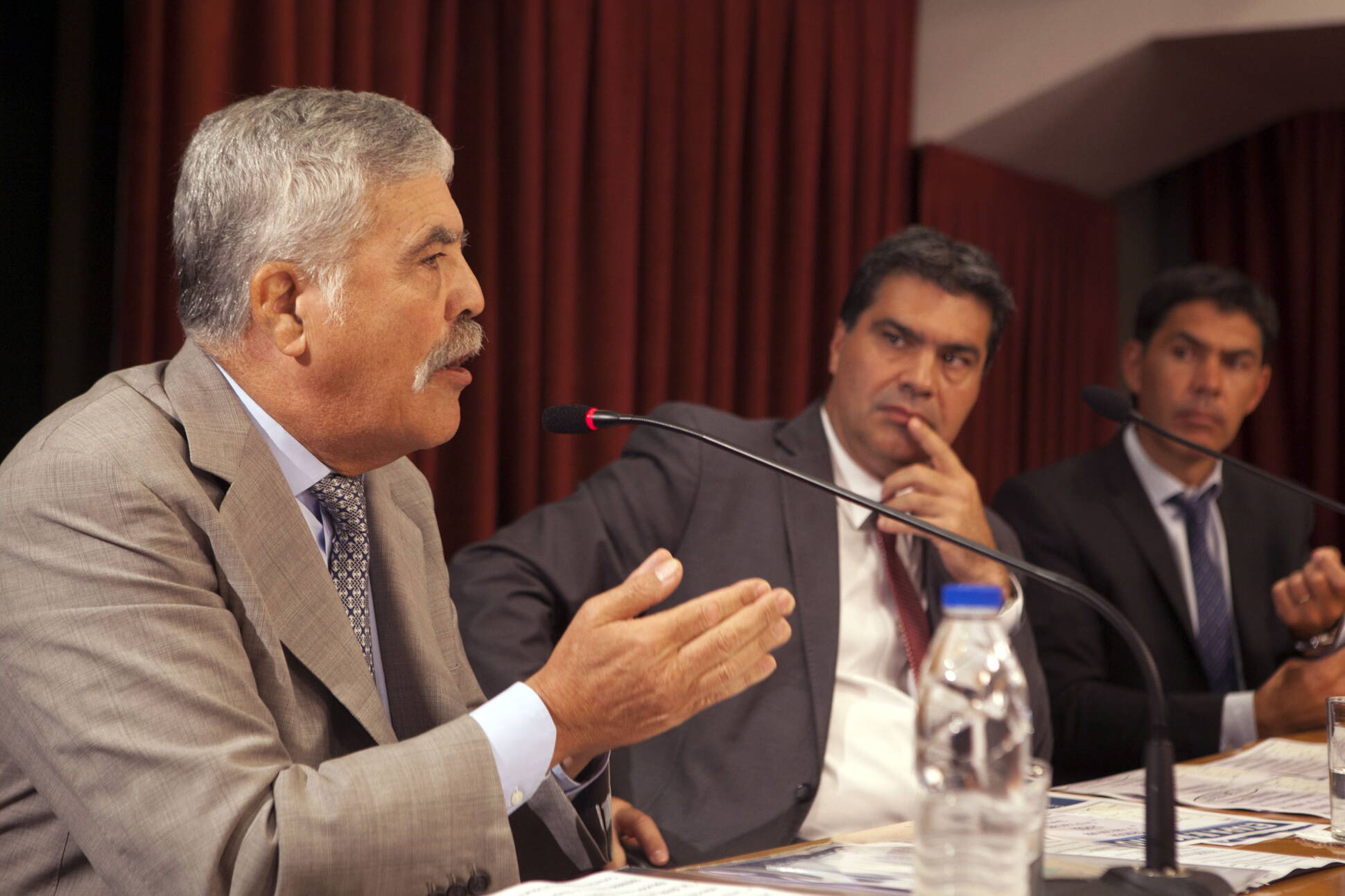 Capitanich y De Vido en la firma de contratos para la etapa II del Gasoducto del Noreste