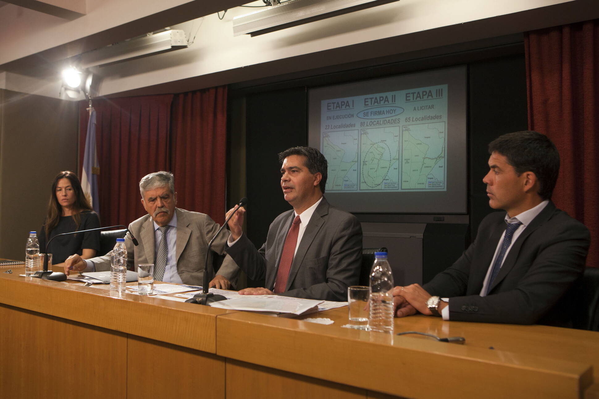 Capitanich y De Vido en la firma de contratos para la etapa II del Gasoducto del Noreste