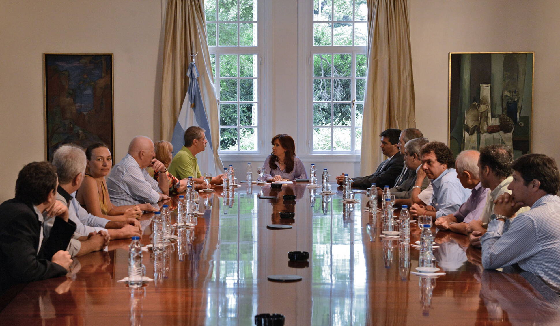 La presidenta Cristina Fernández junto integrantes de la Asociación 18J