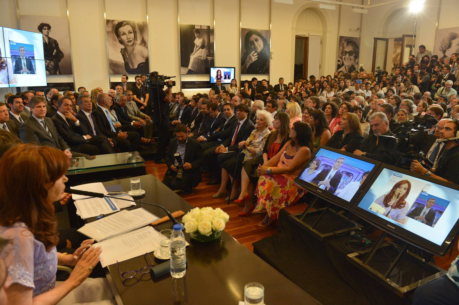 La Presidenta en acto de firma de convenios de desendeudamiento de las provincias