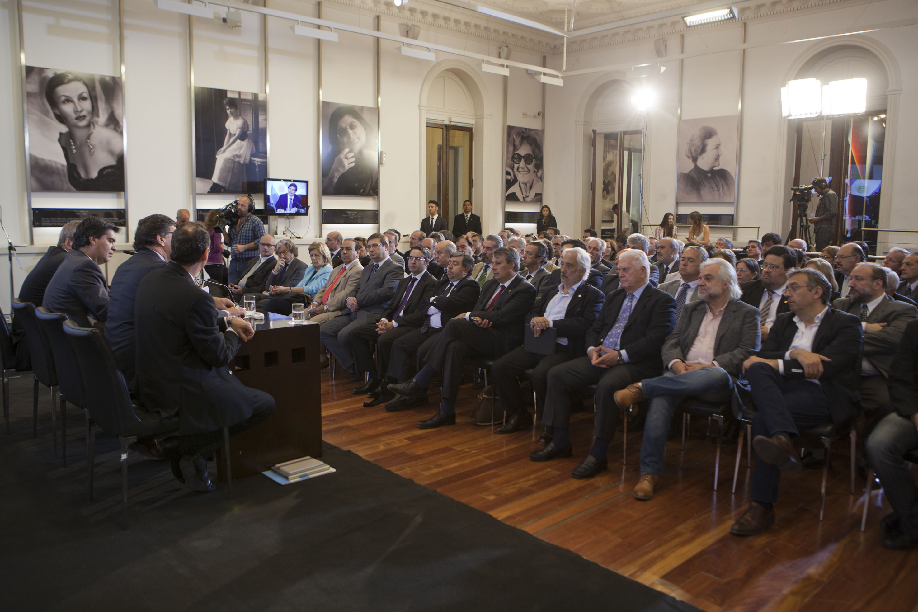 El jefe de Gabinete y el ministro Sileoni, en el Encuentro con rectores de Universidades Nacionales.