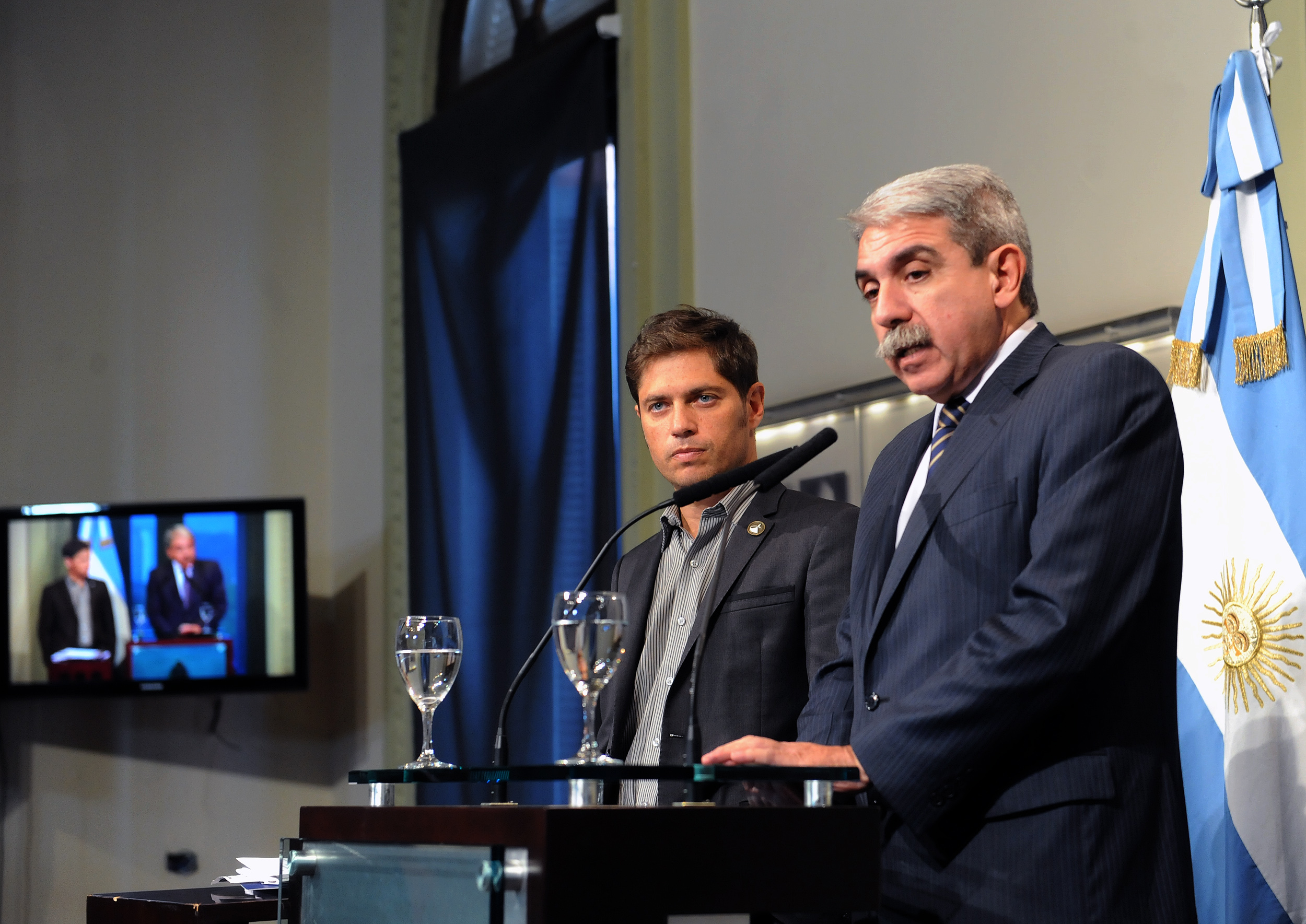 El jefe de Gabinete y el Ministro de Economía en conferencia de prensa.