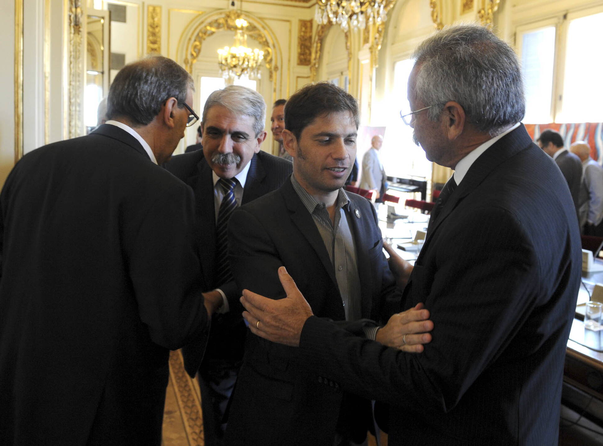 El jefe de Gabinete y el Ministro de Economía junto a empresarios del Transporte