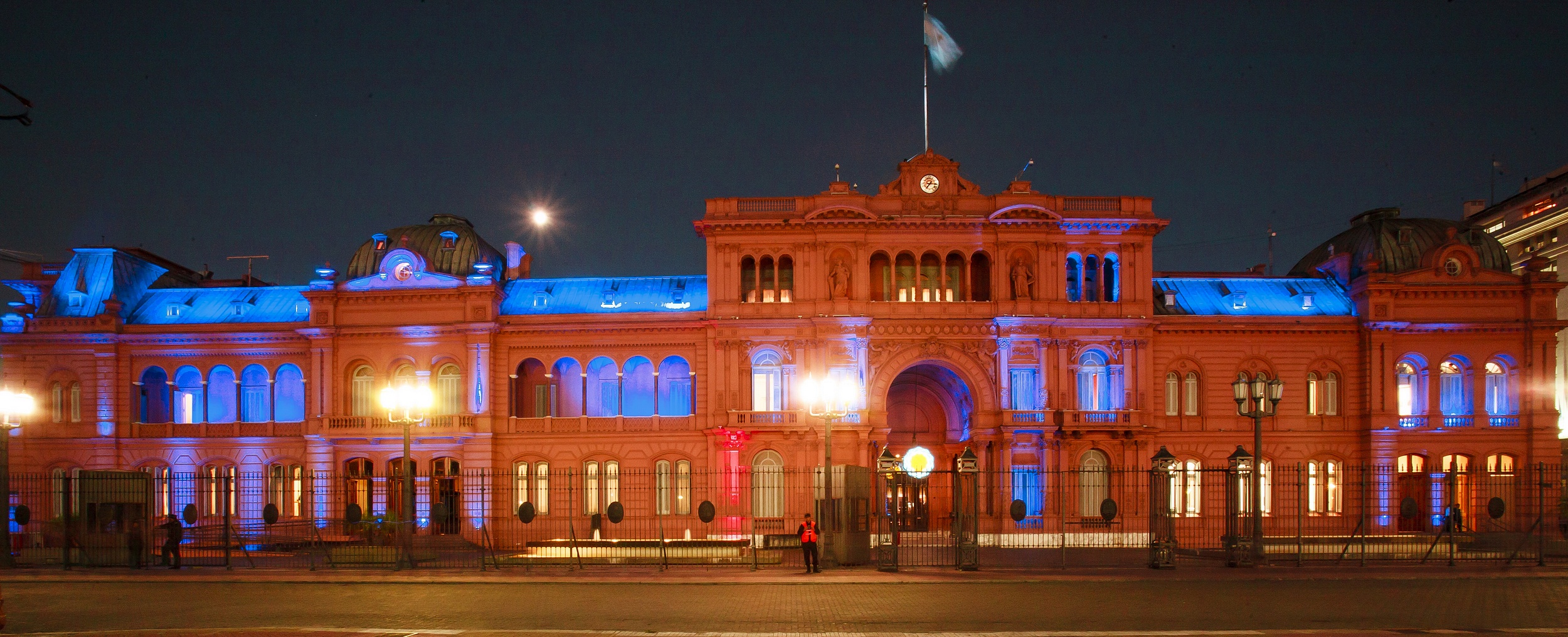 La Casa Rosada iluminada de azul