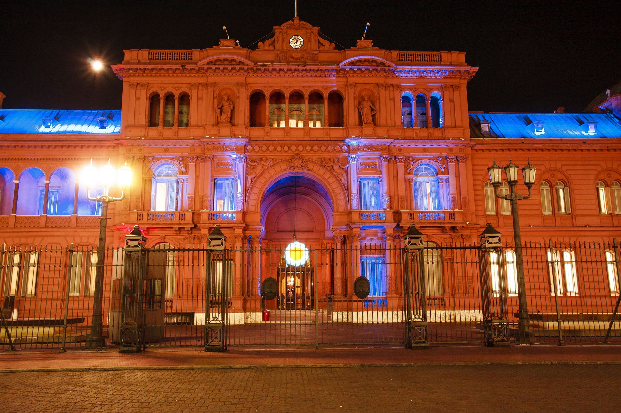 La Casa Rosada iluminada de azul