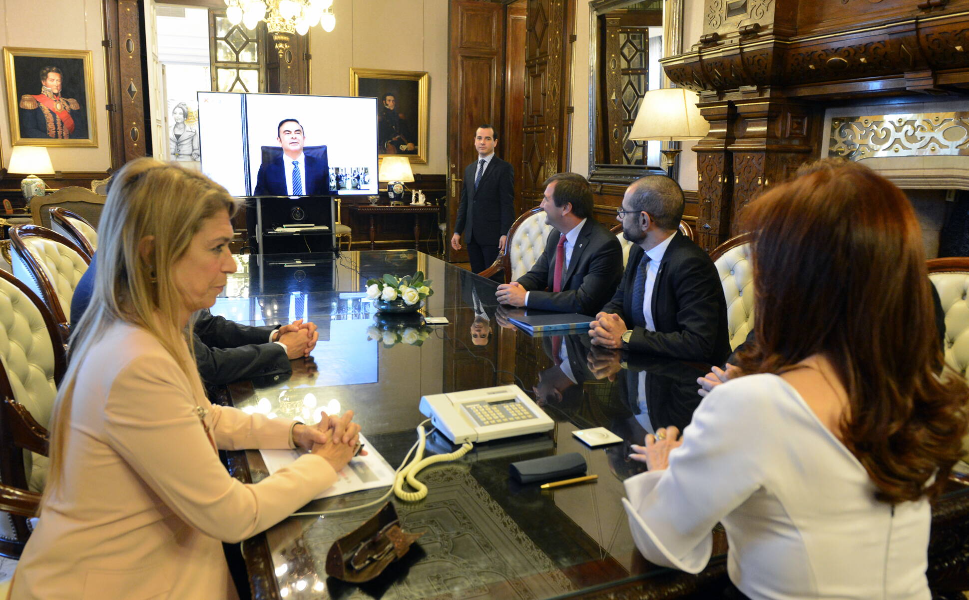 Cristina Fernández dialoga por videoconferencia con el Presidente de Renault