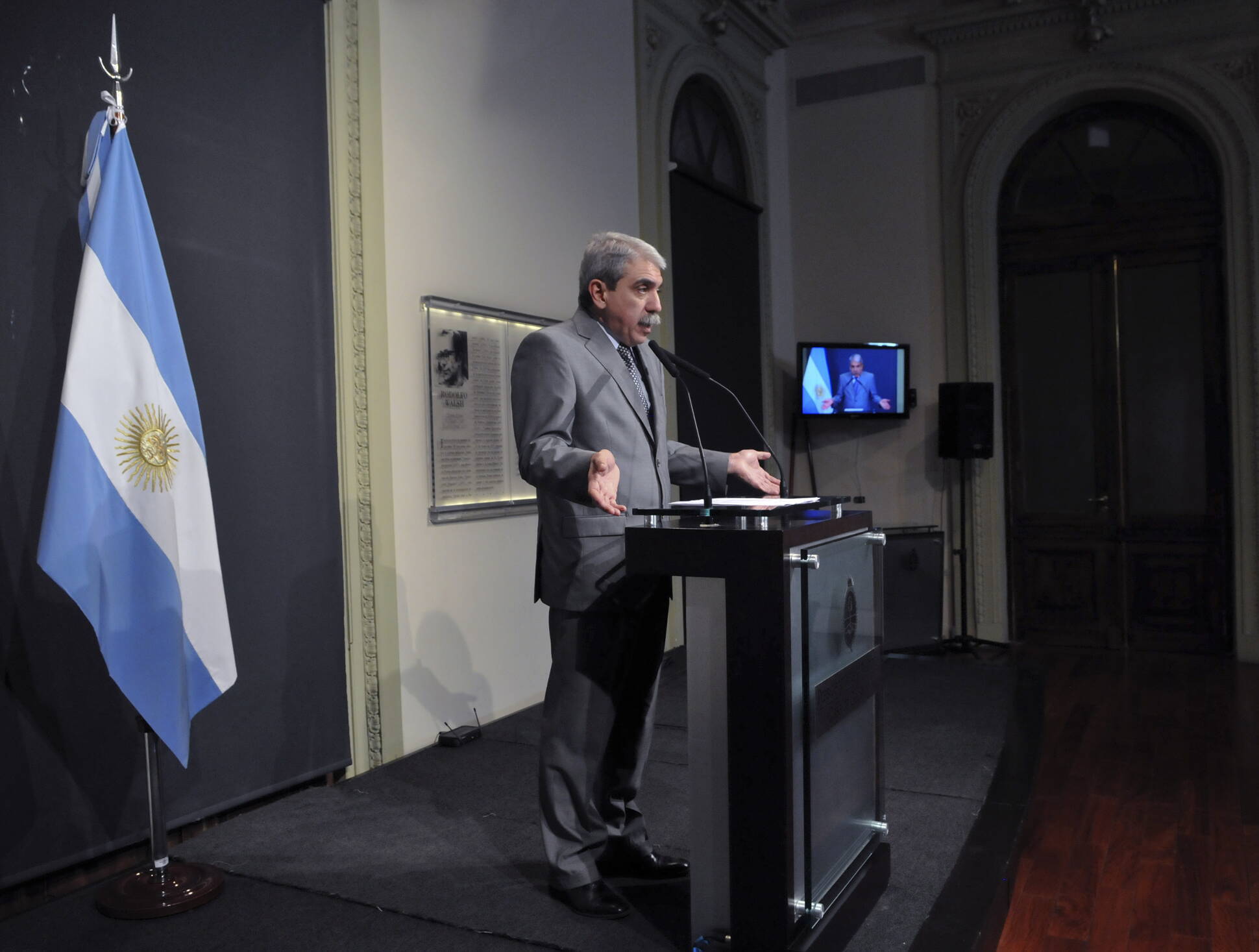 Aníbal Fernández brinda una conferencia de prensa