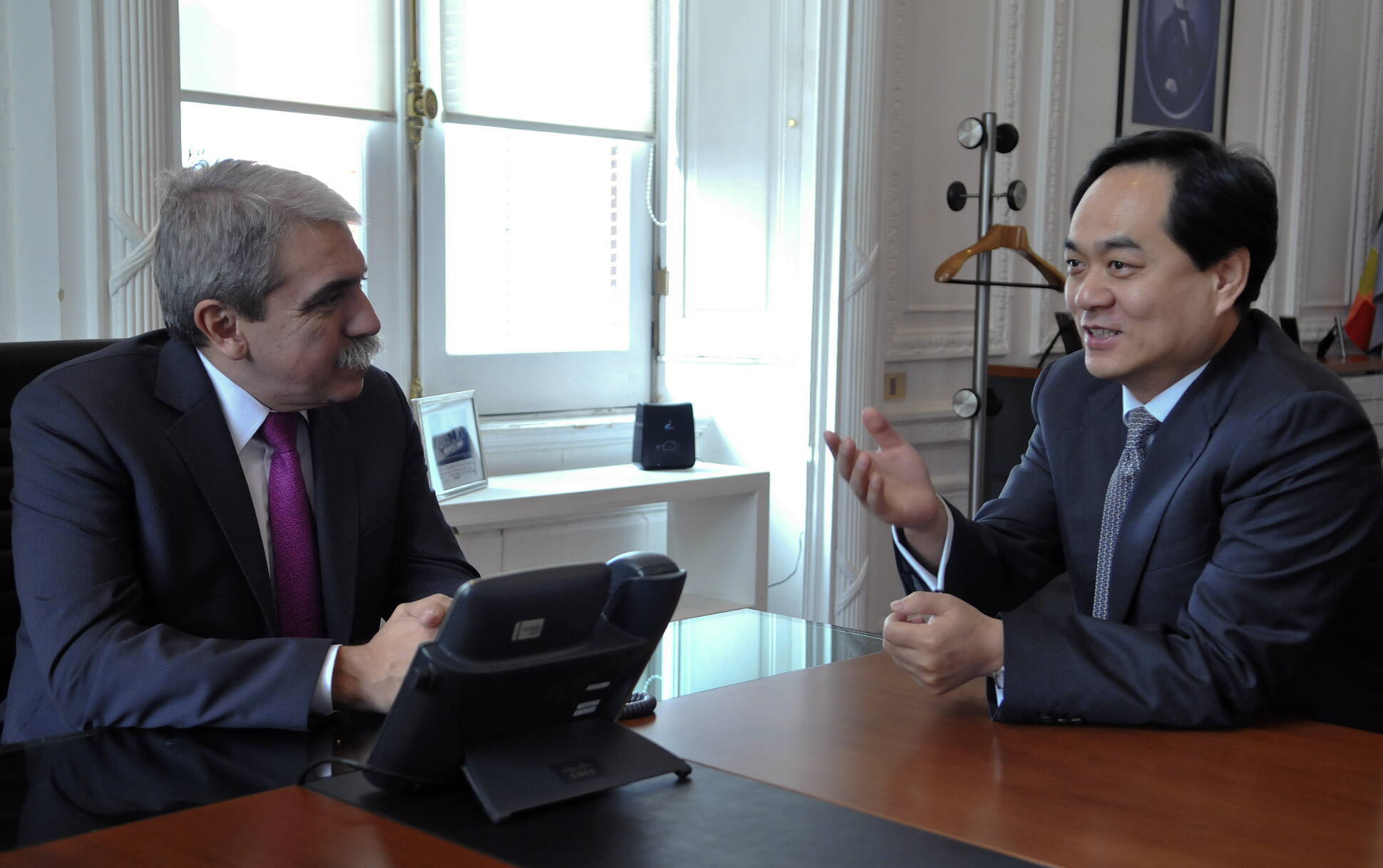 Aníbal Fernández con el embajador de la República Popular China, Yang Wanming