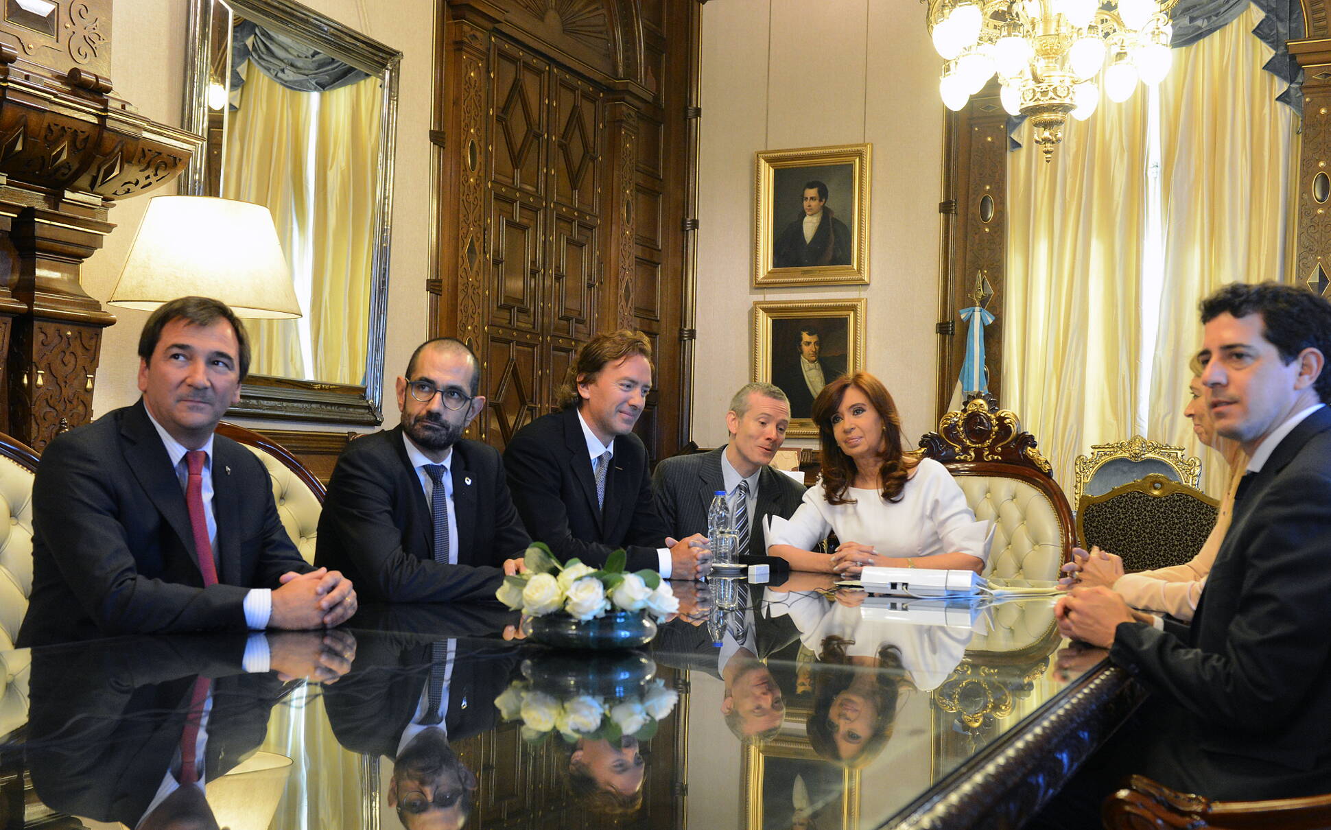 Cristina Fernández junto a directivos de Renault-Nissan