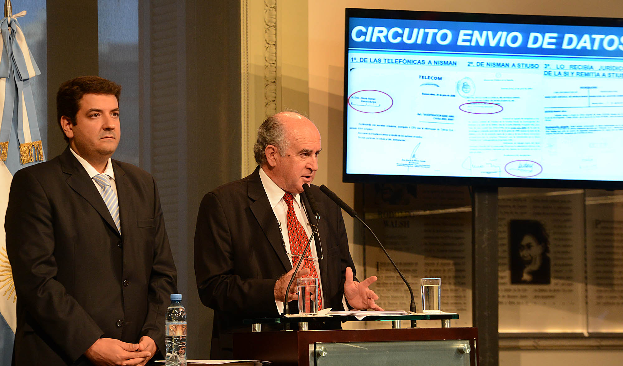 El secretario de Inteligencia, Oscar Parrilli, junto al subsecretario Juan Martín Mena.