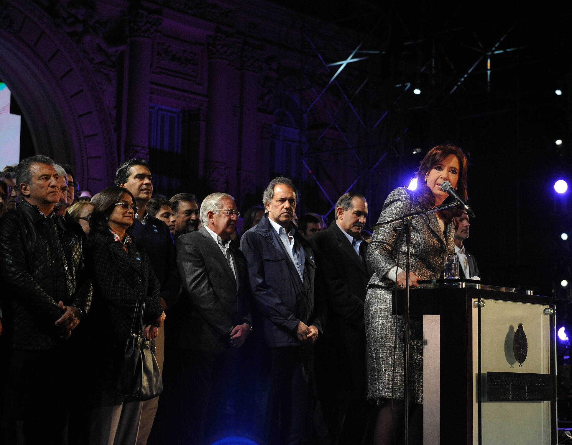 Cristina Fernández, junto a gobernadores y funcionarios en Plaza de Mayo