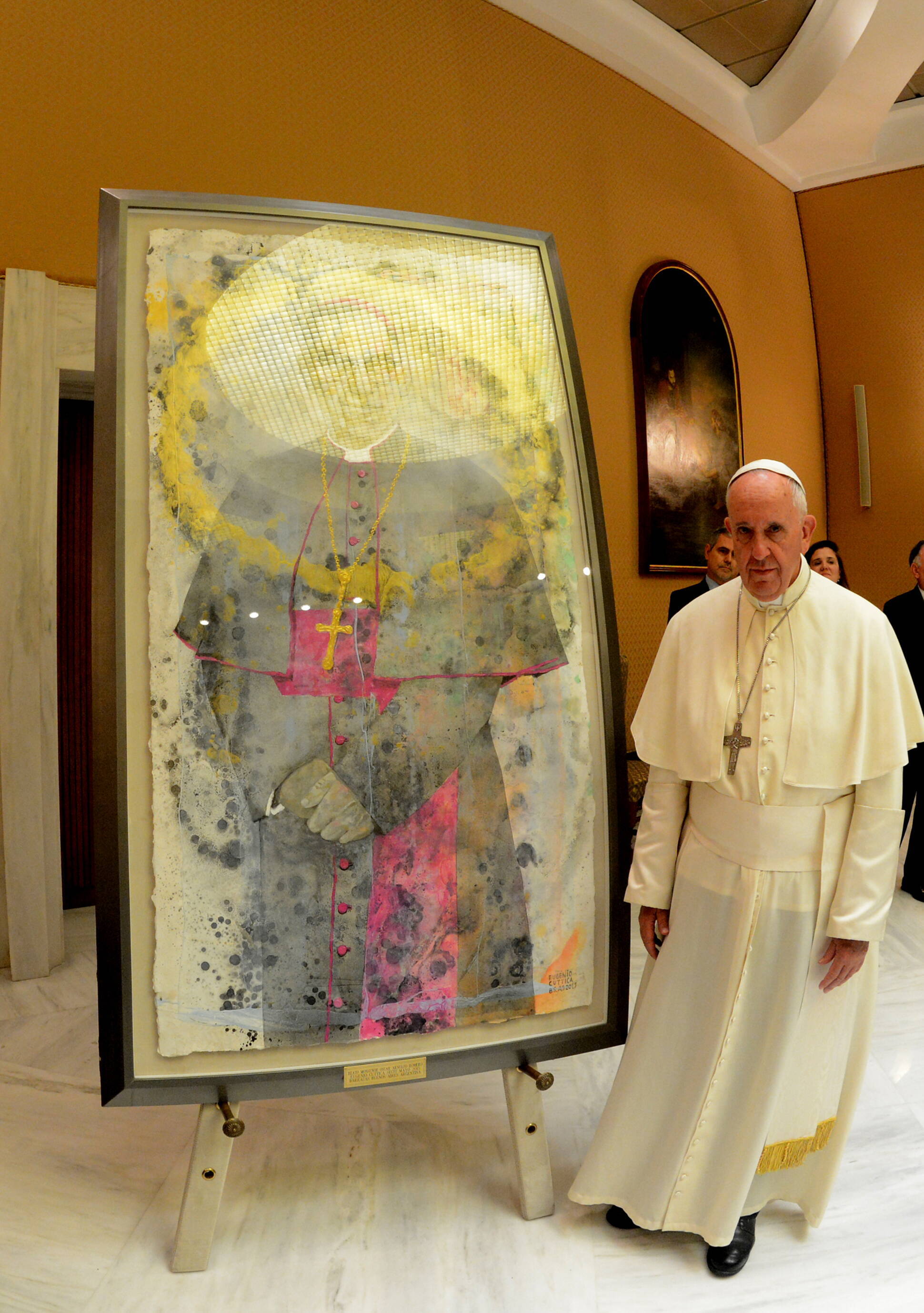 El Papa Francisco junto al retrato de Monseñor Oscar Romero.