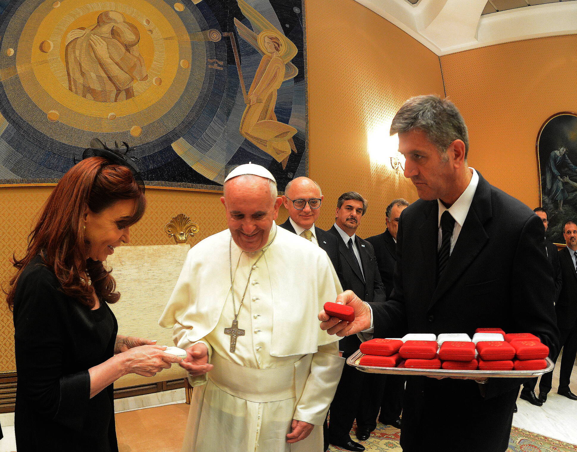 La Presidenta Cristina Fernández y el Sumo Pontífice intercambiaron obsequios luego de la reunión que mantuvieron en el Vaticano.