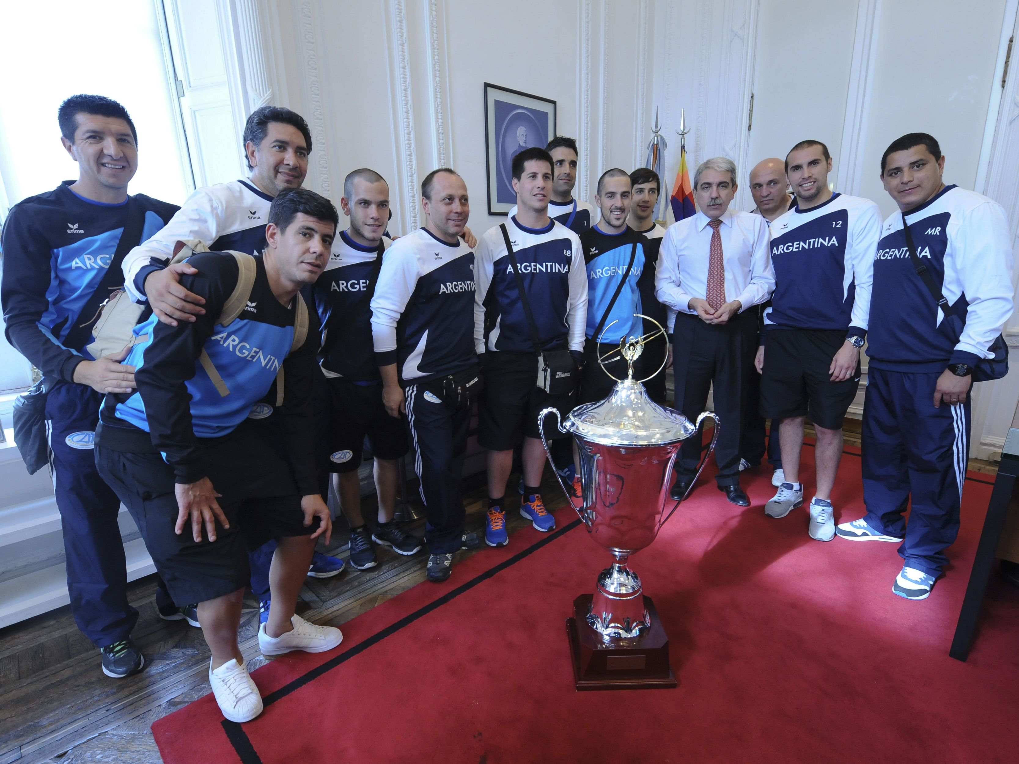 Aníbal Fernández con el seleccionado masculino de hockey sobre patines