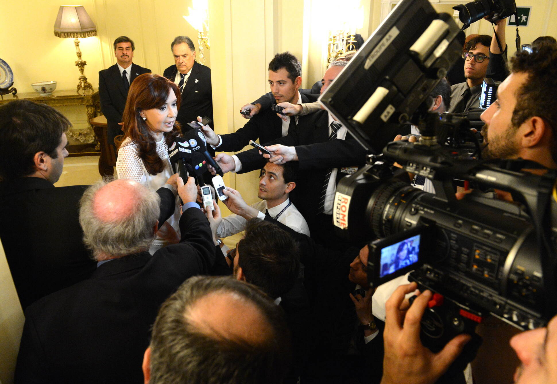 La Jefa de Estado realizó declaraciones a medios de prensa en el Hotel Edén, en Roma, luego de su encuentro con el Papa.