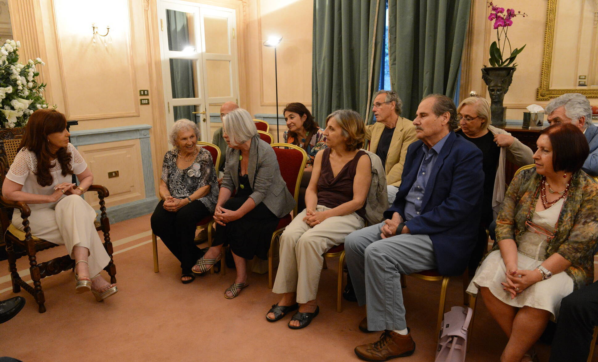 La Presidenta recibió en Roma al Grupo de Argentinos en Italia por la Memoria, la Verdad y la Justicia.