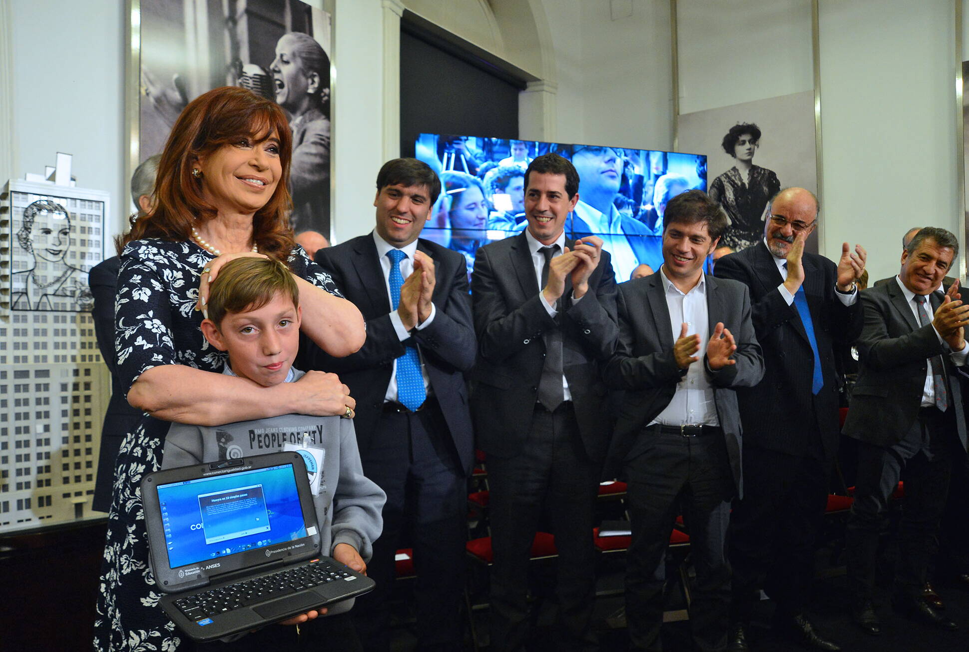 Cristina Fernández entrega netbook 5 millones