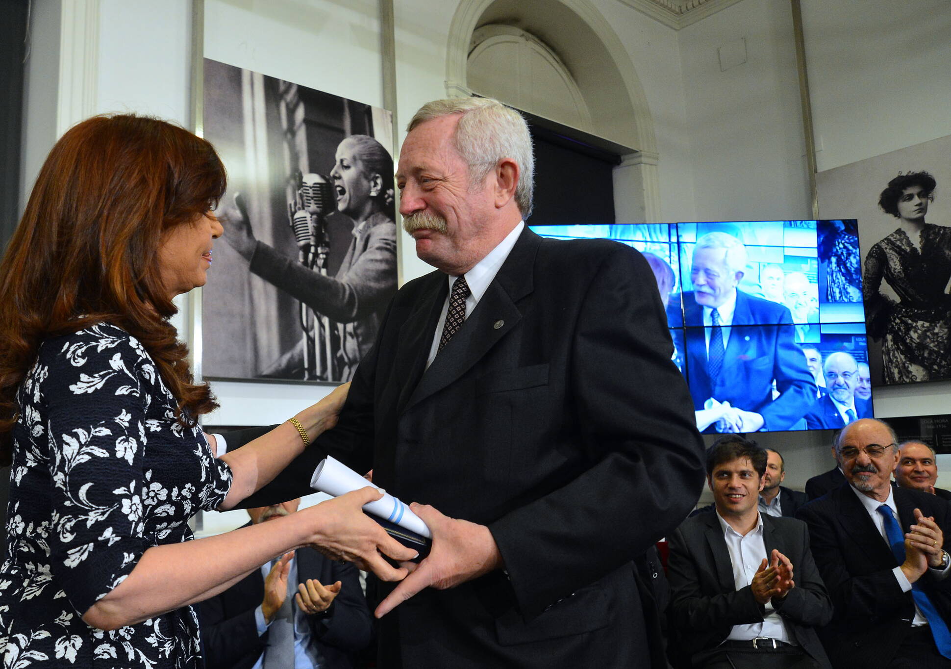 Cristina Fernández distingue a Eduardo Dvorkin