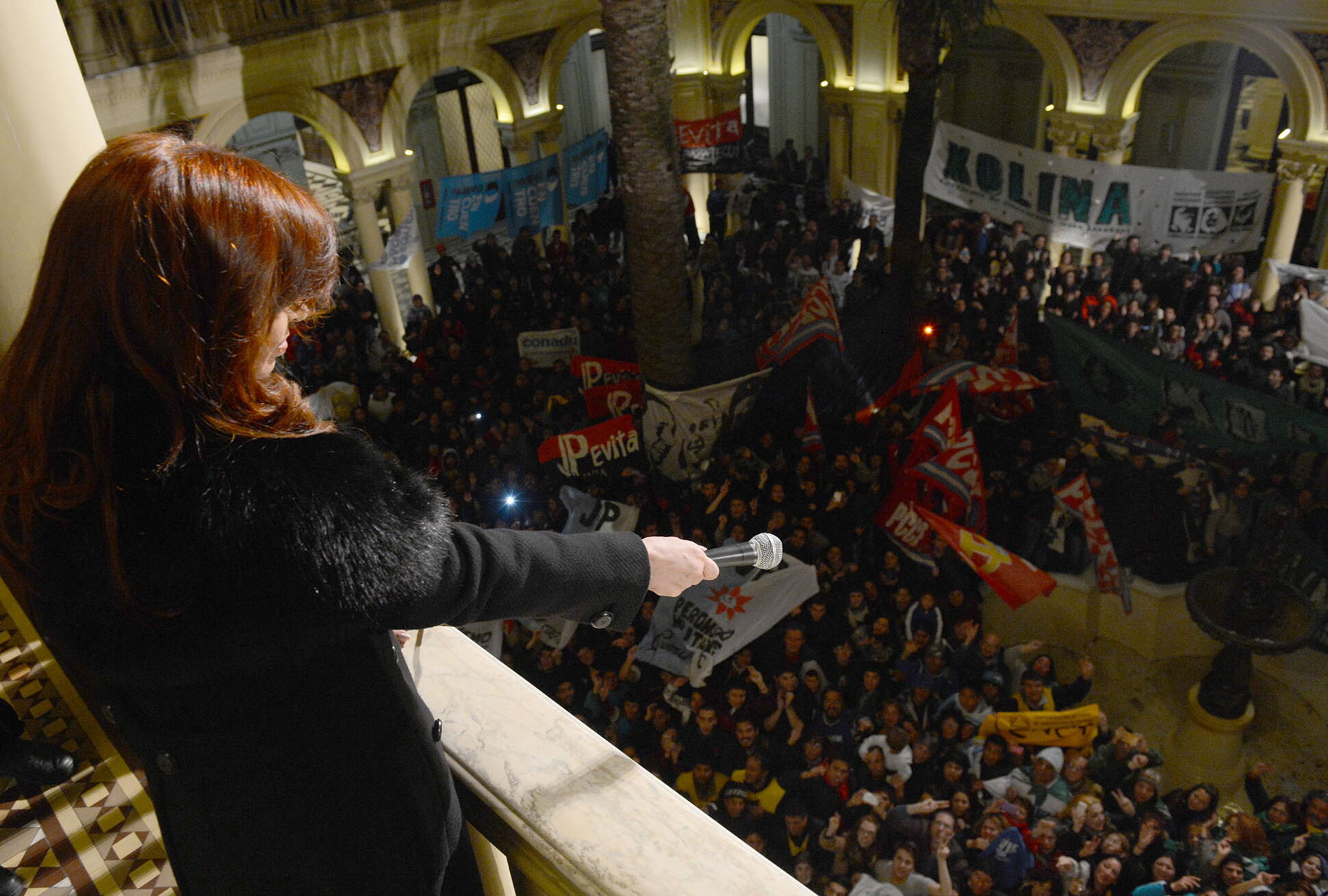 Cristina Fernández saluda a militantes