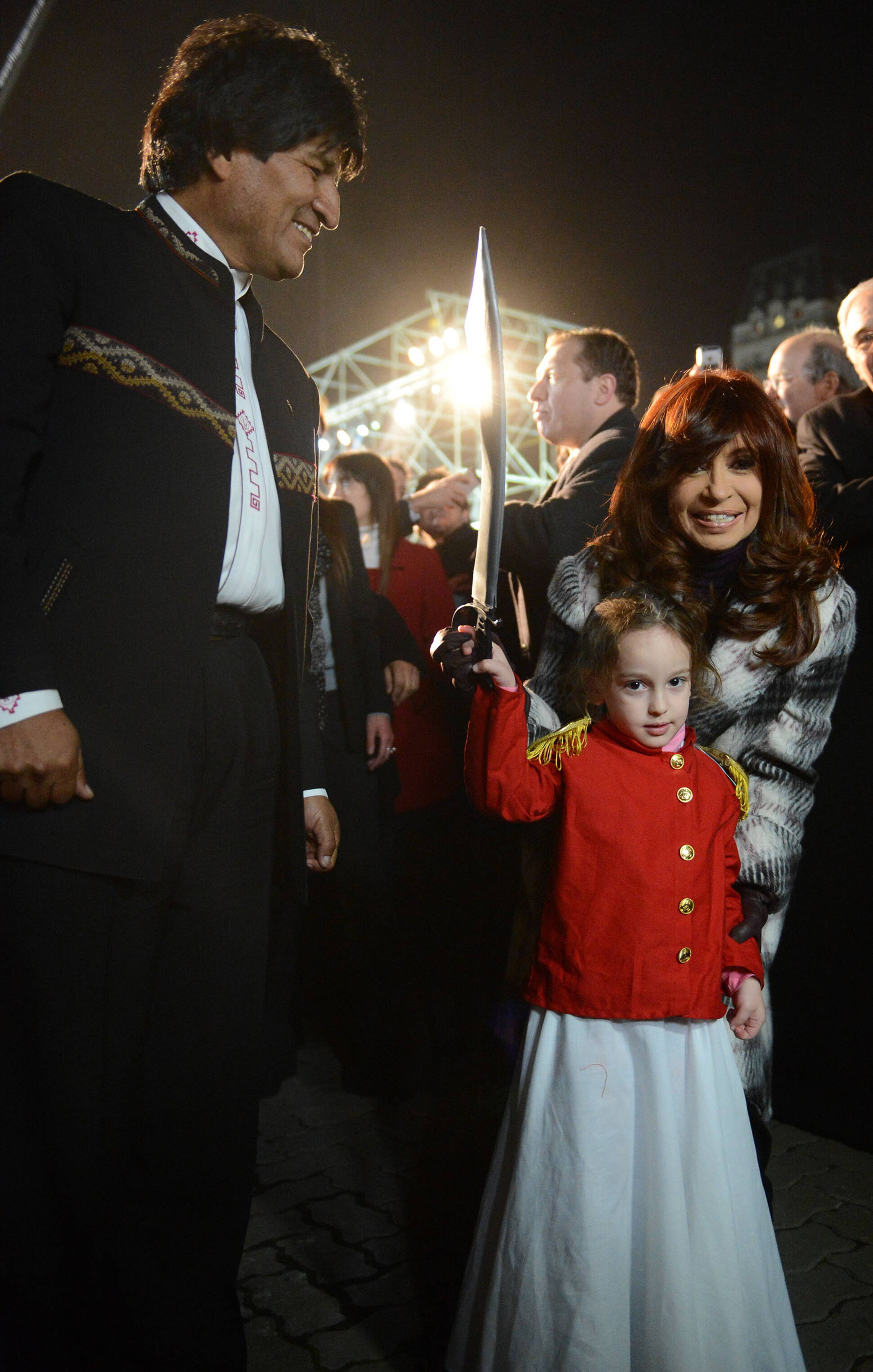 La presidenta Cristina Fernández y su par del Estado Plurinacional de Bolivia, Evo Morales, inauguran el monumento a Juana Azurduy, en la plaza adyacente a la Casa Rosada.
