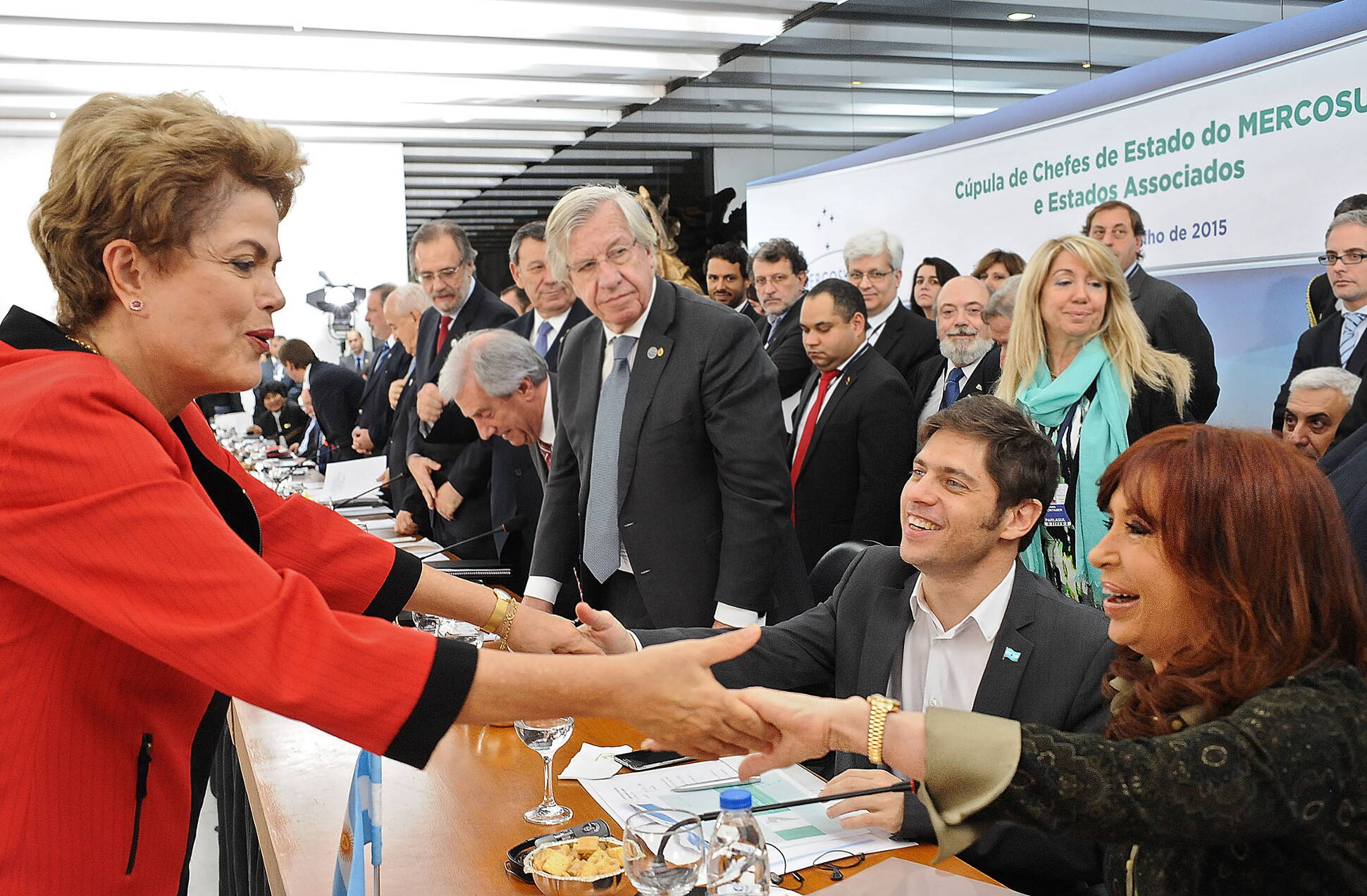 La presidenta de Brasil saluda a su par de la Argentina y a la comitiva que la acompaña 