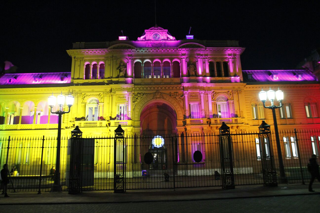 Casa Rosada iluminada con los colores de la diversidad