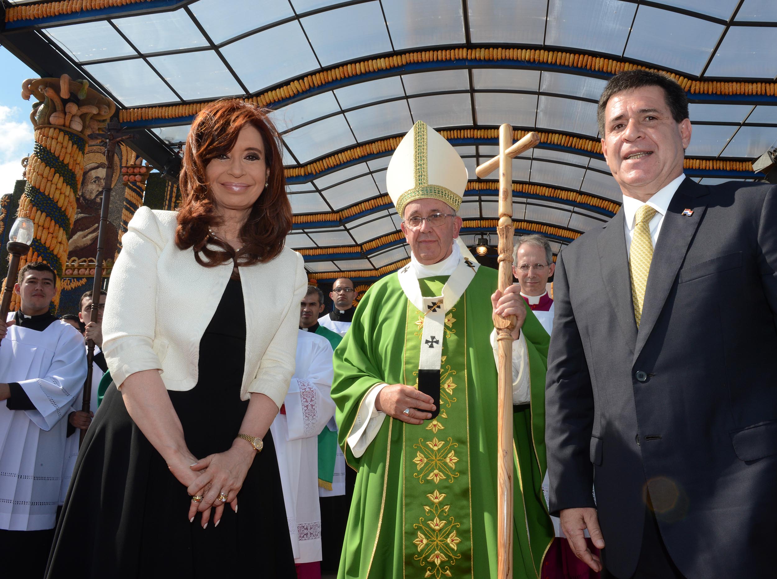Los presidentes de la Argentina y Paraguay junto al Papa Francisco, en Asunción.