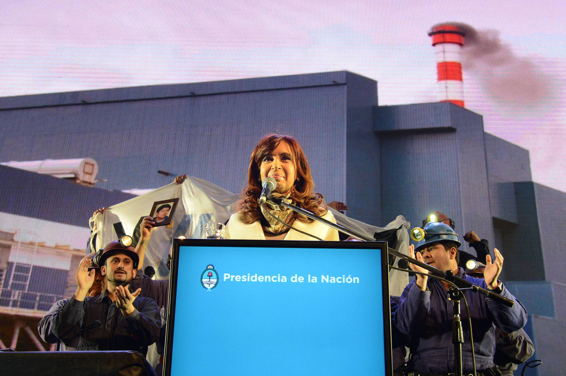 Cristina Fernández y mineros en la Central Termoeléctrica de Río Turbio