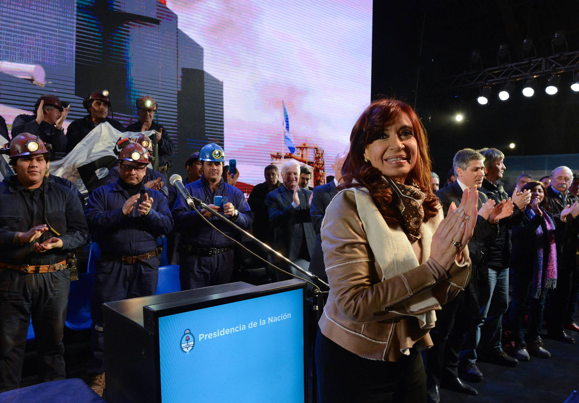 Cristina Fernández, autoridades y mineros en la Central Termoeléctrica de Río Turbio