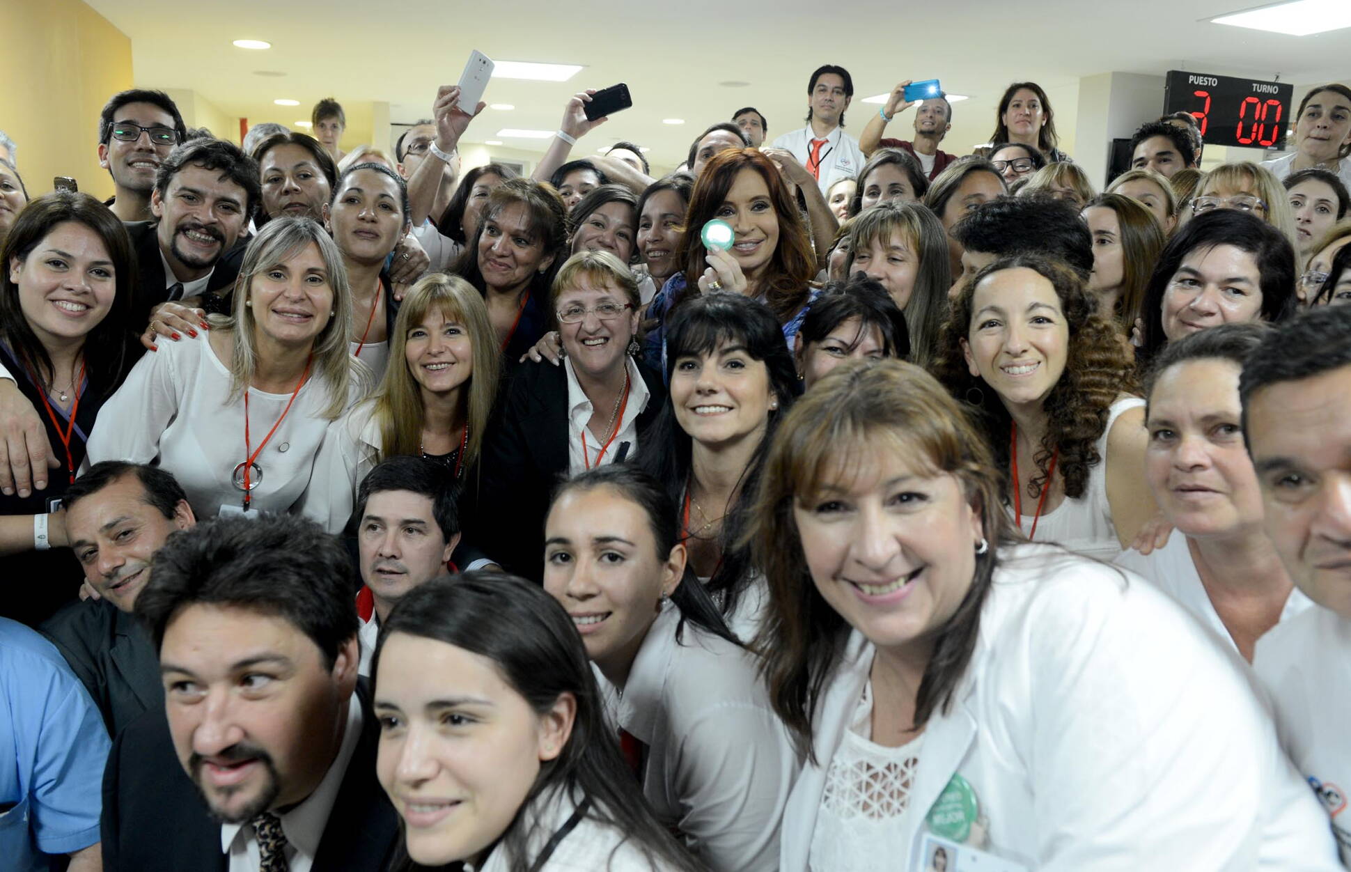 Cristina Fernández, Maurice Closs y trabajadores del Htal. Fernando Barreyro