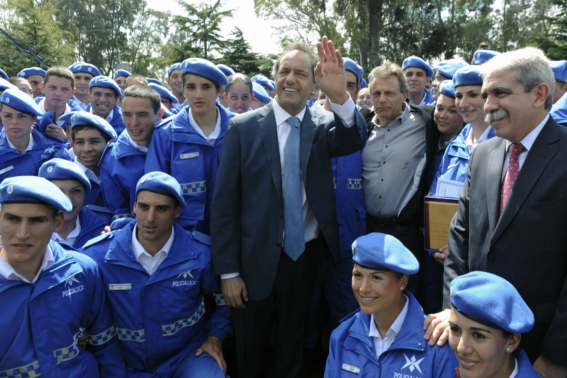 Aníbal Fernández, Daniel Scioli y agentes de la Policía Local de Mar del Plata