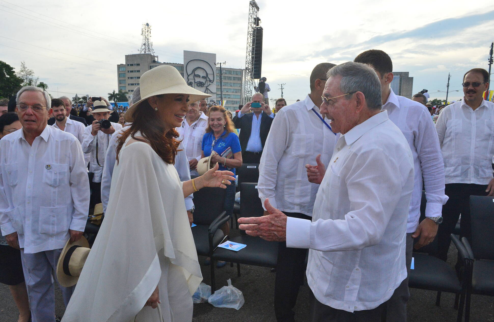 Cristina Fernández junto a Raúl Castro en La Habana