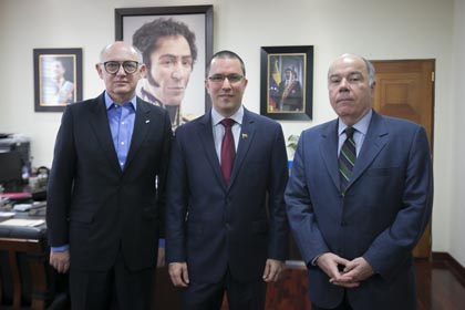 El Canciller de Argentina, Héctor Timerman, junto al Vicepresidente Ejecutivo de la República Bolivariana de Venezuela, Jorge Arreaza, y el Canciller de Brasil, Mauro Vieira.