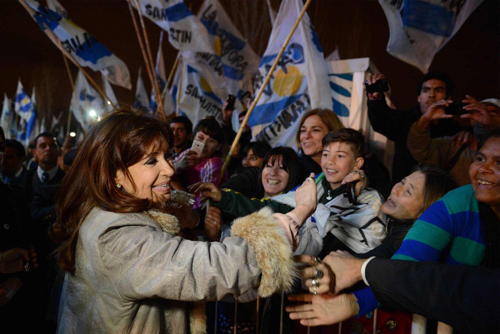 Cristina Fernández saluda al público en Tecnópolis