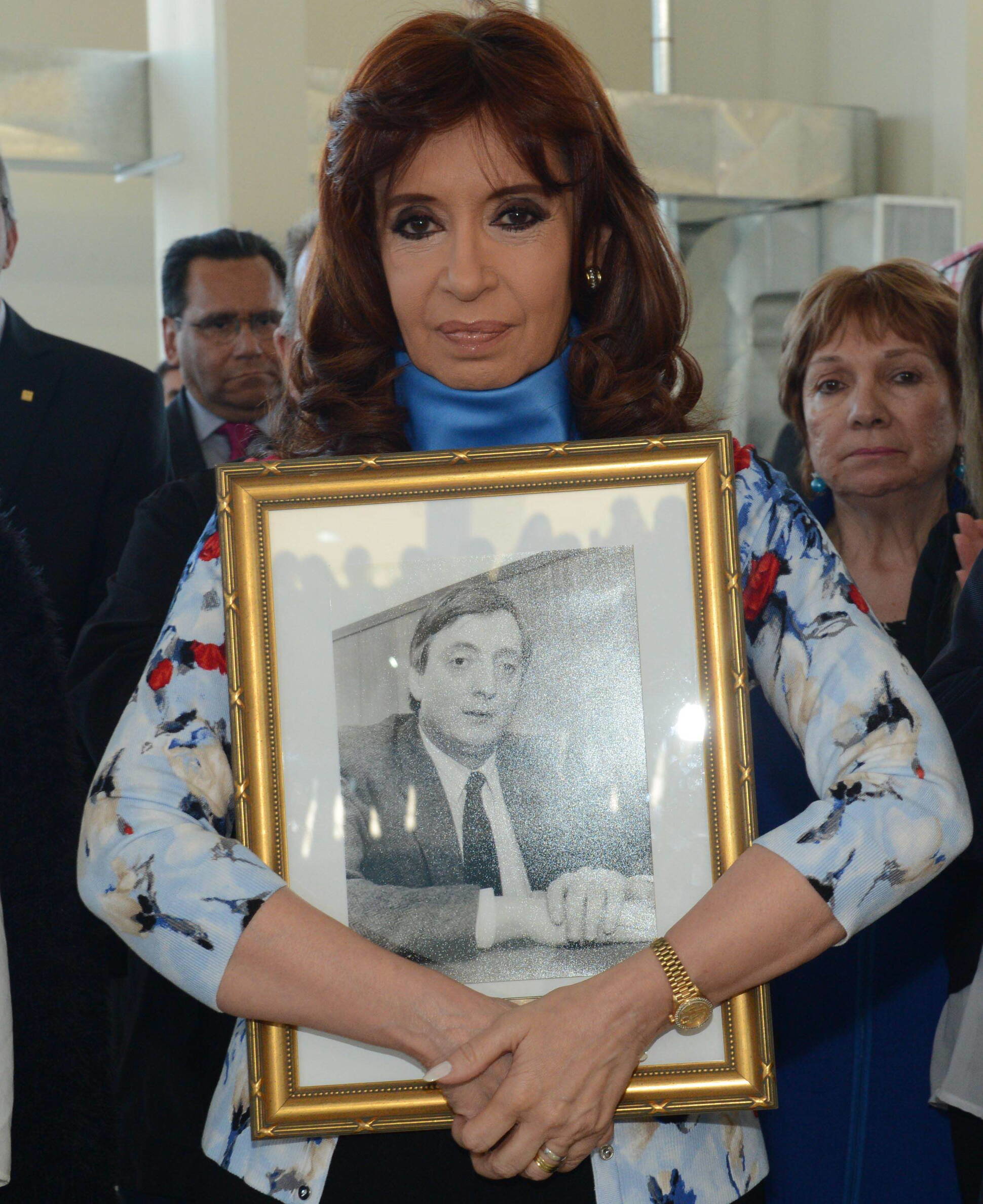 Cristina Fernández posa con una foto del ex presidente Néstor Kirchner