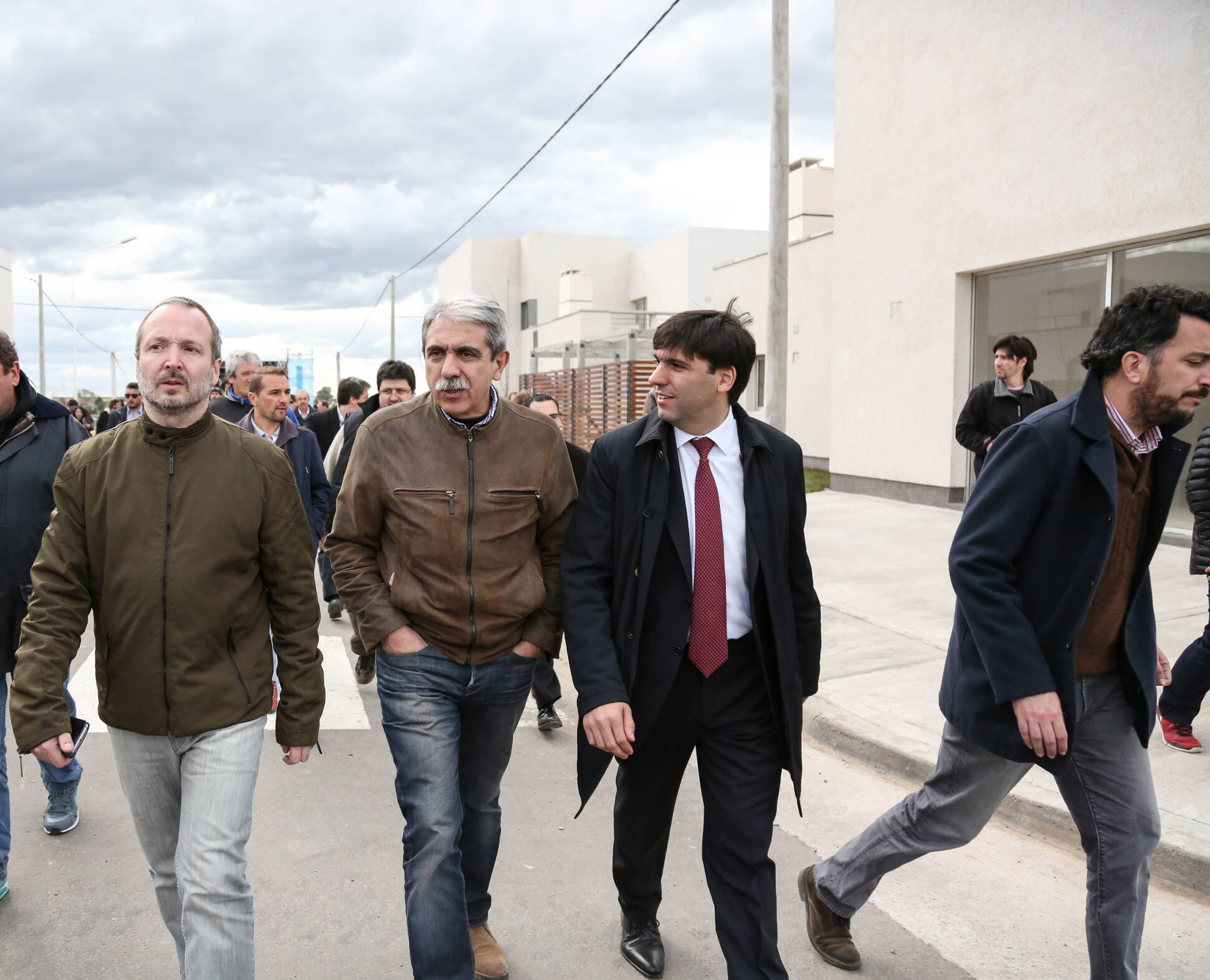 Aníbal Fernández, Diego Bossio y Martín Sabbatella en obras de PROCREAR en Tandil