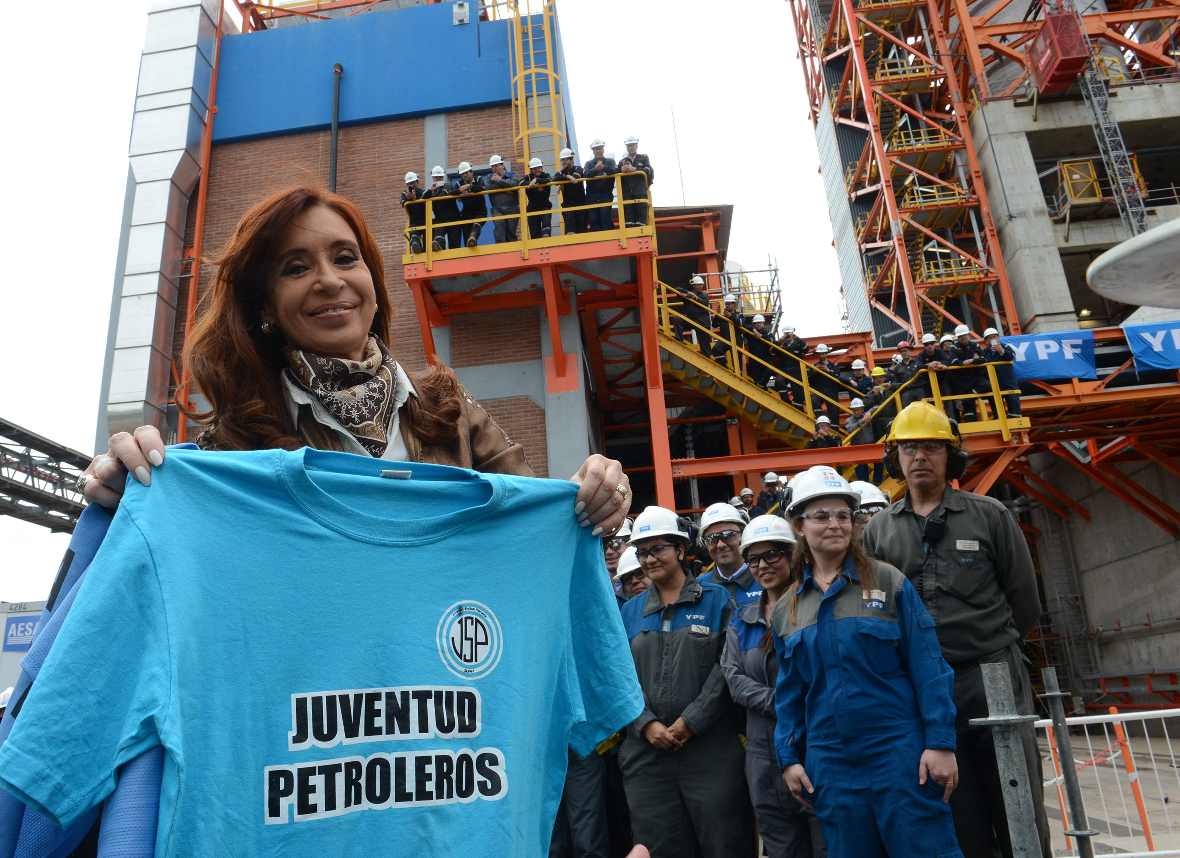 Cristina Fernández junto a trabajadores de YPF