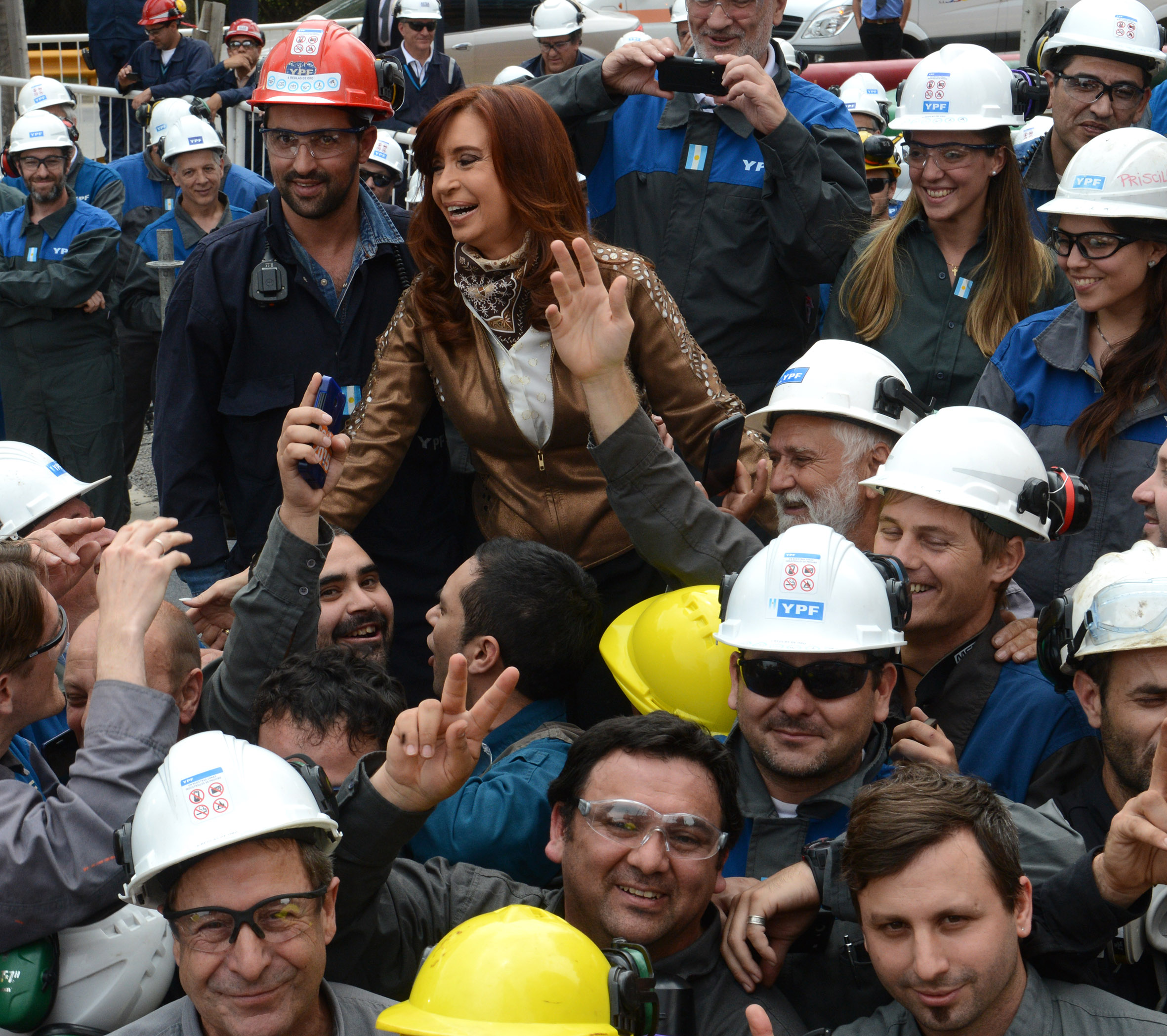 Cristina Fernández junto a trabajadores de YPF