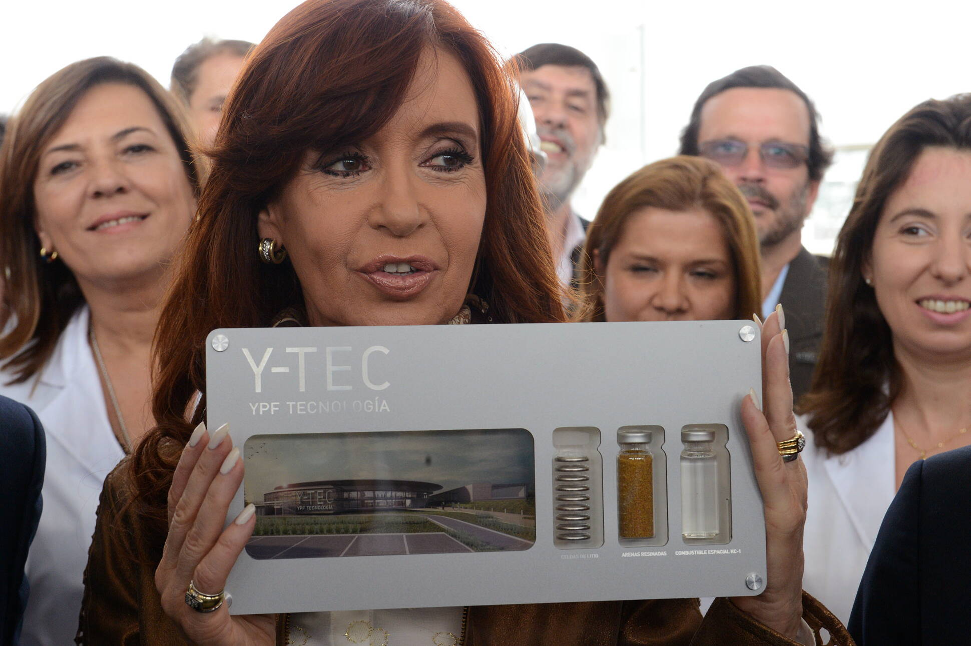 Cristina Fernández recorre instalaciones de Y-TEC