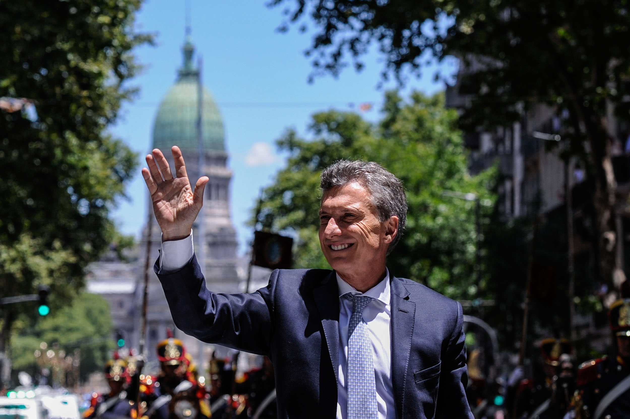 Mauricio Macri saluda a la multitud