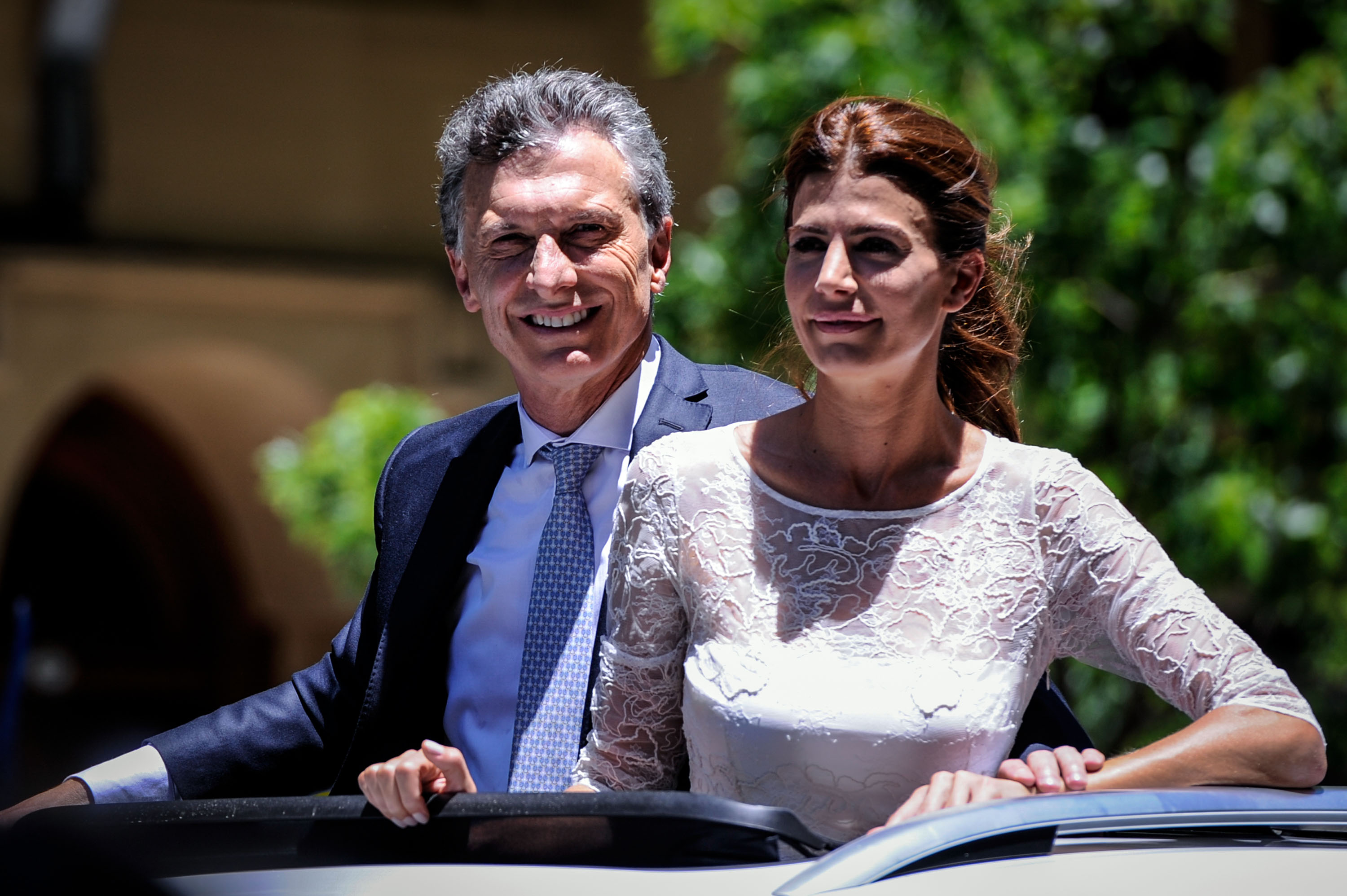 Mauricio Macri y Juliana Awada saludan a la multitud