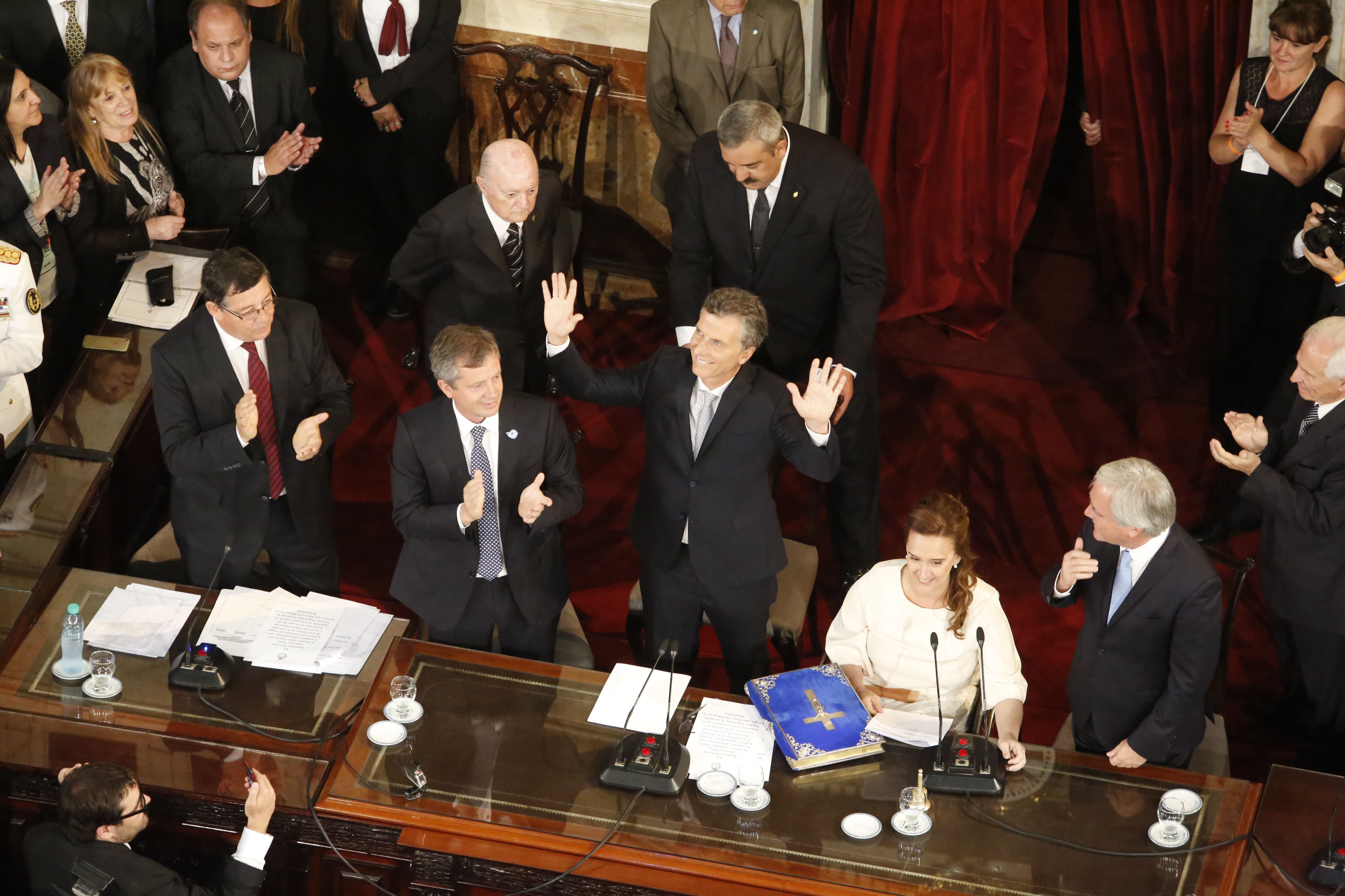 Mauricio Macri saluda como Presidente después de jurar ante la Asamble Legislativa
