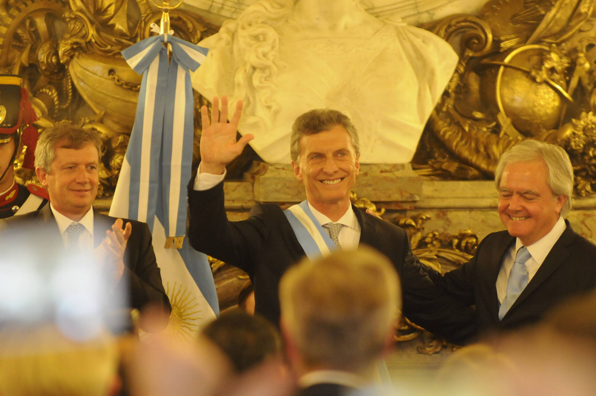Mauricio Macri recibe el bastón y la banda presidencial