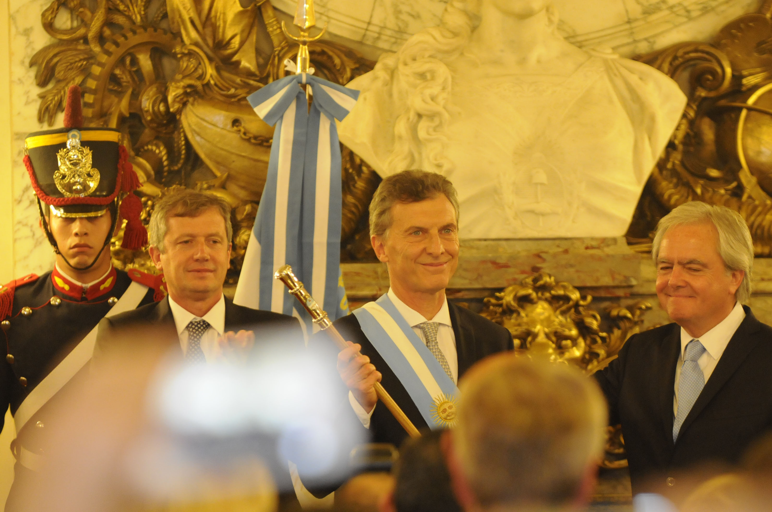 Mauricio Macri recibe el bastón y la banda presidencial