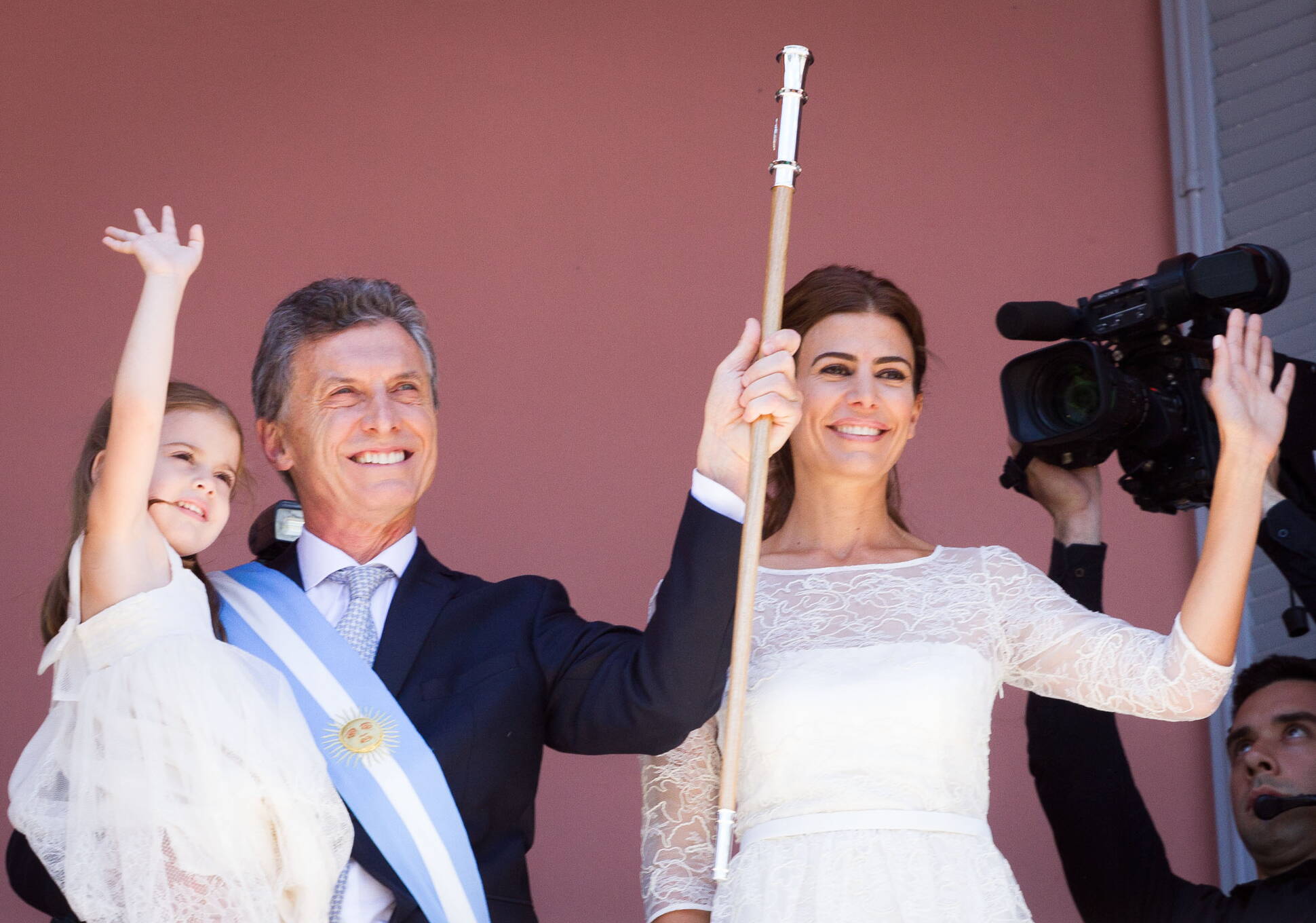 Mauricio Macri, su esposa Juliana Awada y su hija Antonia en el balcón de la Casa Rosada