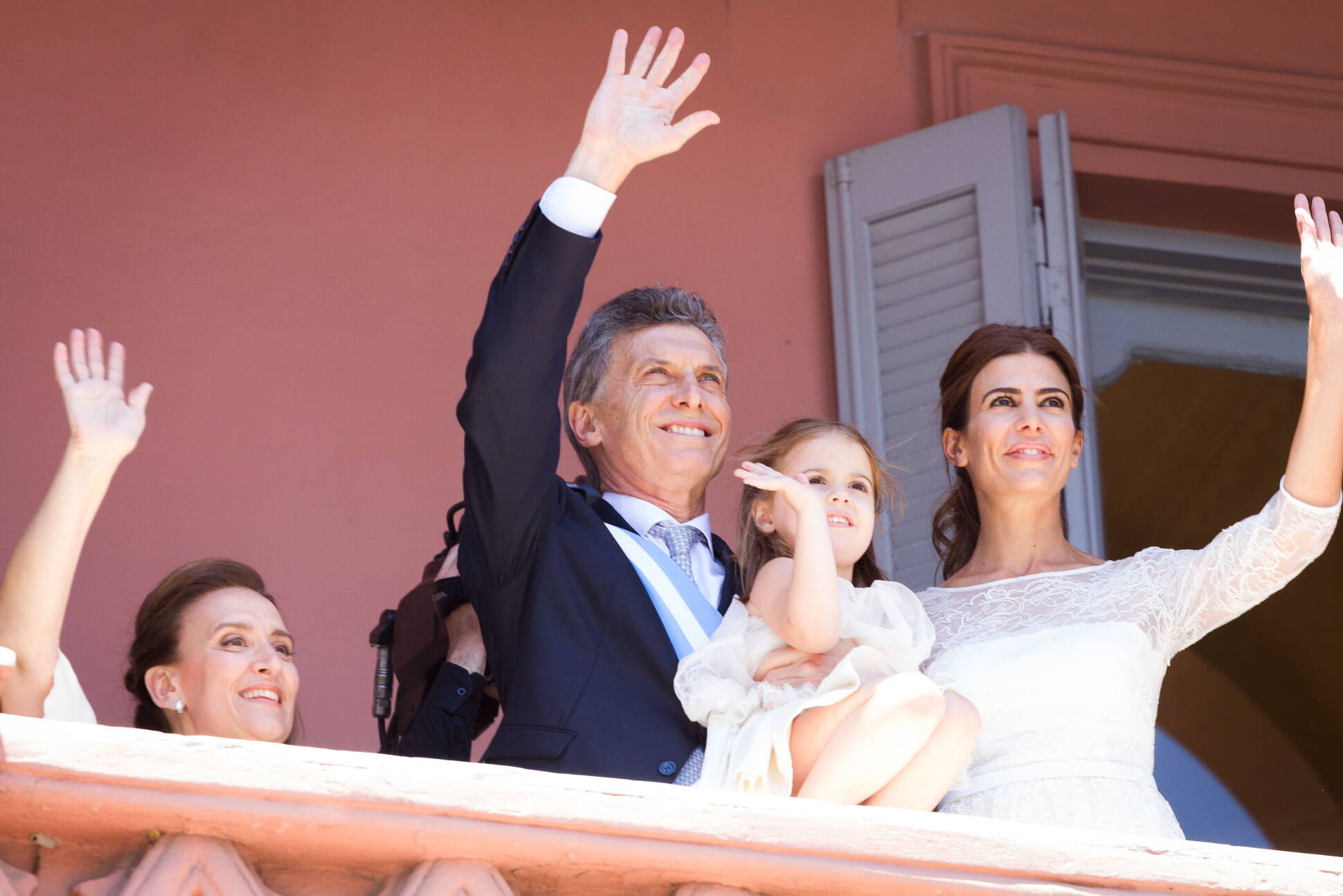 Mauricio Macri, su esposa, su hija y la vicepresidenta Michetti en el balcón