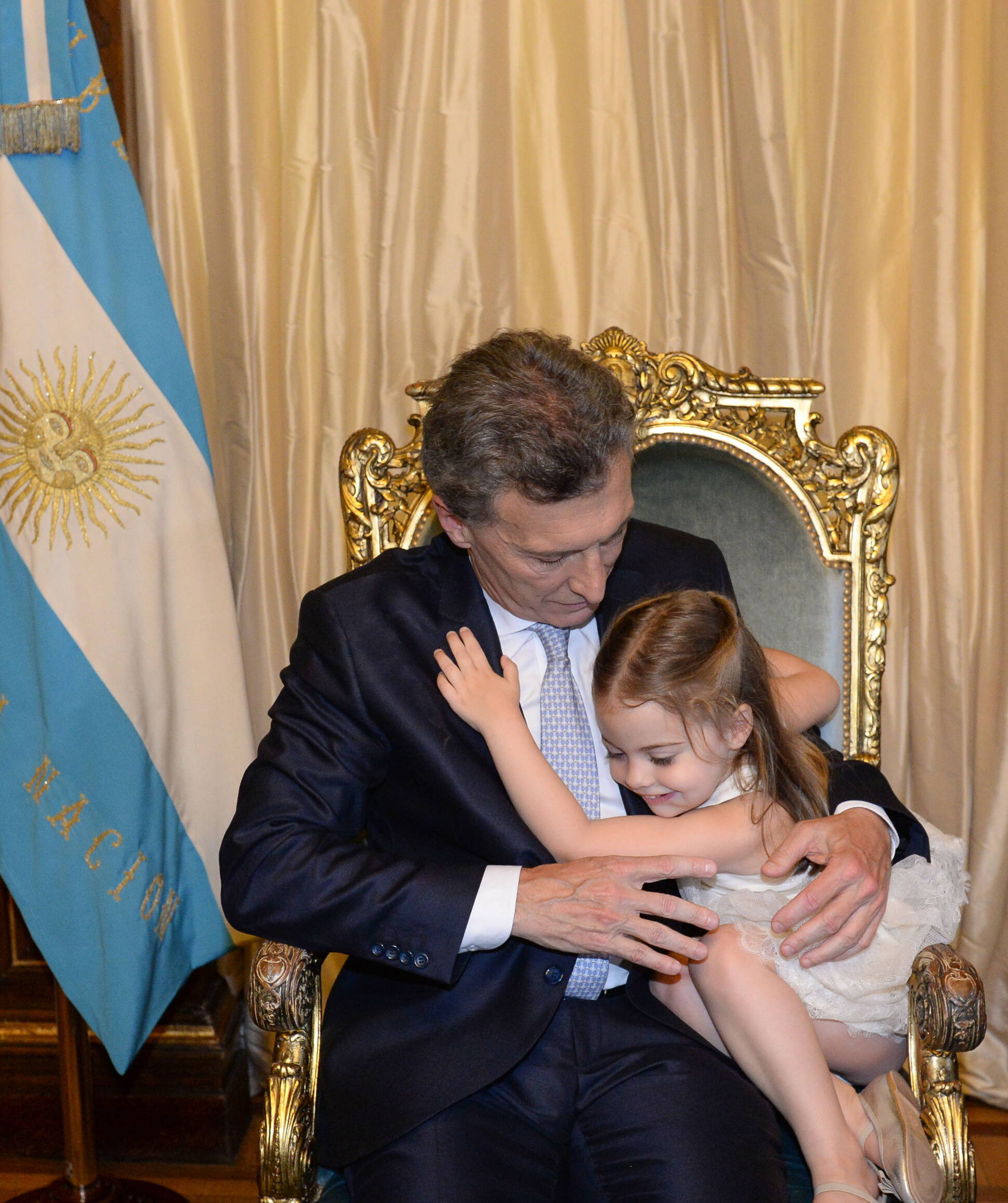 Mauricio Macri y su hija Antonia en el despacho presidencial