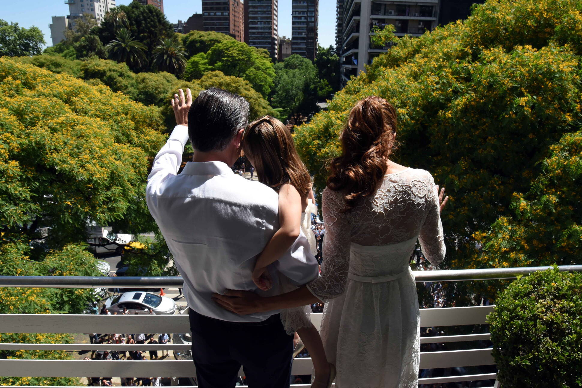 Mauricio Macri, Juliana Awada y su hija Antonia saludan a vecinos desde su departamento