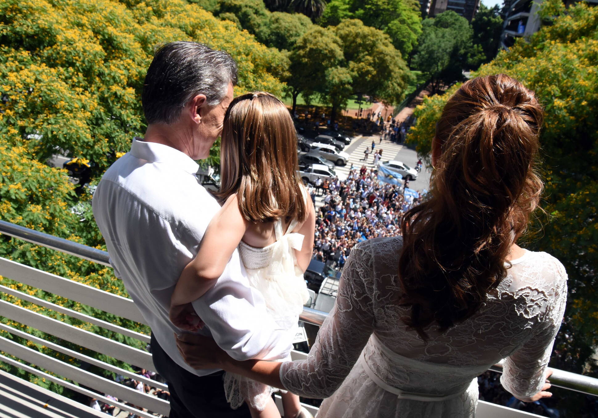 Mauricio Macri, Juliana Awada y su hija Antonia saludan a vecinos desde su departamento